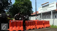 Sejumlah Polisi satuan Brimob memasang Water Barrier untuk  pengamanan menuju Dermaga Nusakambangan, Cilacap, Jawa Tengah, Rabu (27/7). Menjelang eksekusi Tahap 3 sejumlah persiapan dilakukan oleh Lapas Nusakambangan. (Liputan6.com/Helmi Afandi)