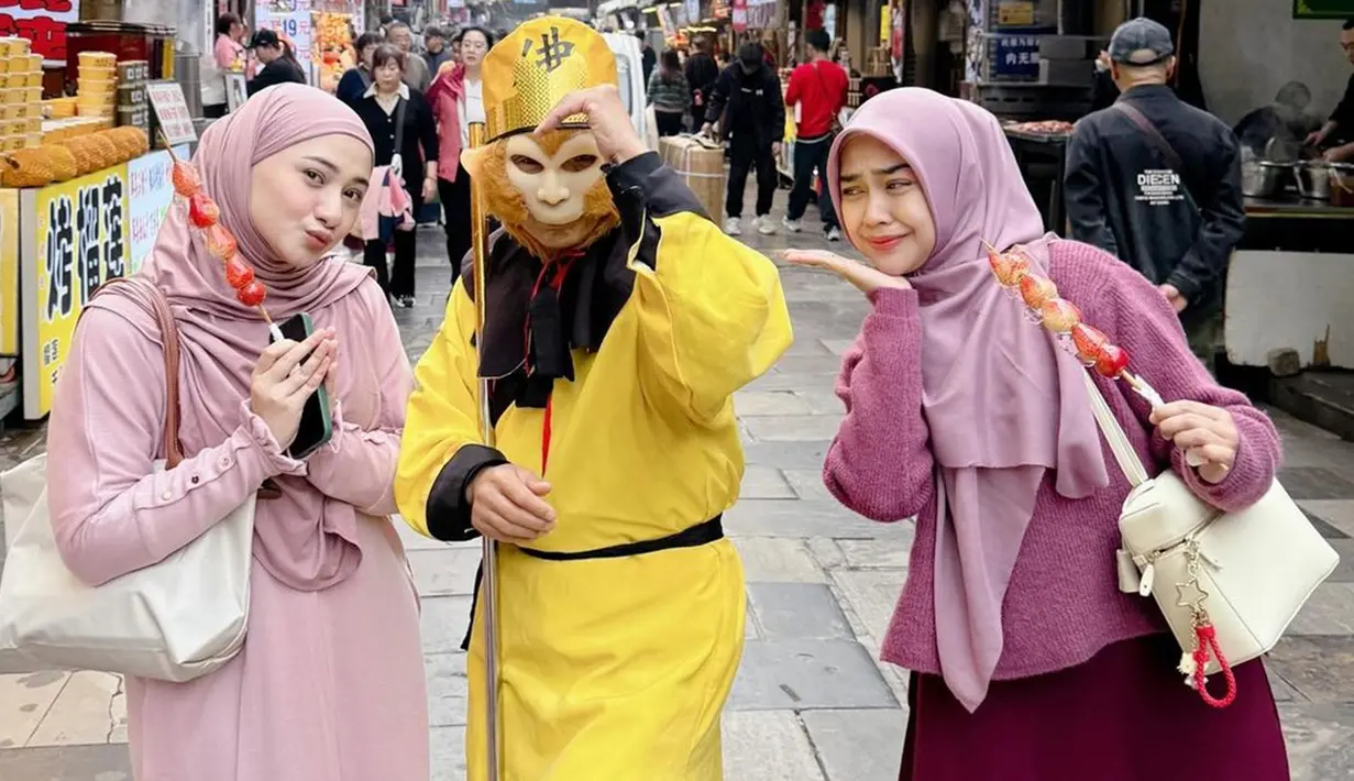 Jalan-jalan di muslim street, Ria Ricis dan Nadzira Shafa terlihat sangat kompak. Keduanya tampil cantik dengan warna hijab yang senada. Ricis dan Nadzira berfoto dengan orang berkostum Sun Go Kong, karakter kera sakti dalam serial populer 'Journey to the West'. (Liputan6.com/IG/@riaricis1795)
