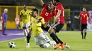 Pemain Kolombia, Johan Mojica (kiri) jatuh saat mencoba melewati dua pemain Mesir pada laga uji coba di "Atleti Azzurri d'Italia Stadium”, Bergamo, (1/6/2018). Mesir dan Kolombia bermain imbang 0-0. (AP/Antonio Calanni)
