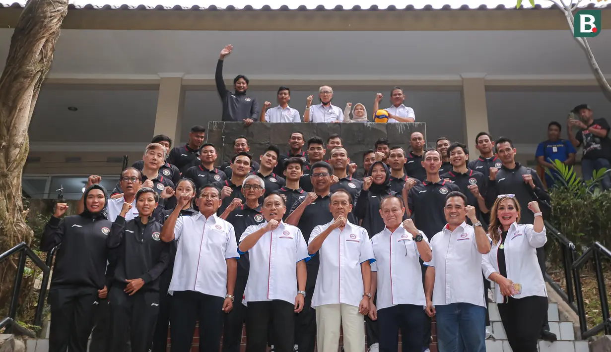 <p>Ketua Umum PBVSI, Imam Sudjarwo (tengah bawah) berfoto bersama dengan pengurus PBVSI, pemain, dan pelatih Timnas Bola Voli Indonesia setelah pelepasan Timnas Bola Voli Indonesia untuk Asian Games 2022 Hangzhou di Padepokan Voli Jenderal Kunarto, Sentul, Bogor, Kamis (14/09/2023). (Bola.com/Bagaskara Lazuardi)</p>