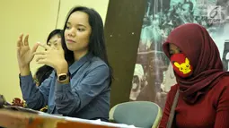 Bunga, Pengacara LBH Jakarta mendampingi keluarga korban saat jumpa pers di Kantor LBH Jakarta, Minggu (28/5). Bunga melihat kejanggalan kasus seperti tidak adanya surat perintah dan terjadinya tindak kekerasan. (Liputan6.com/Helmi Afandi)