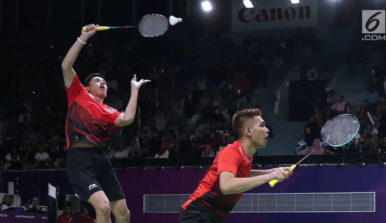 Ganda putra Indonesia, Fajar Alfian/M Rian Ardianto mengembalikan kok ke arah pemain India, Manu Attri/Sumeeth Reddy Buss pada perempat final Bulutangkis Beregu Putra Asian Games 2018 di Jakarta, Senin (20/8). (Liputan6.com/Helmi Fithriansyah)