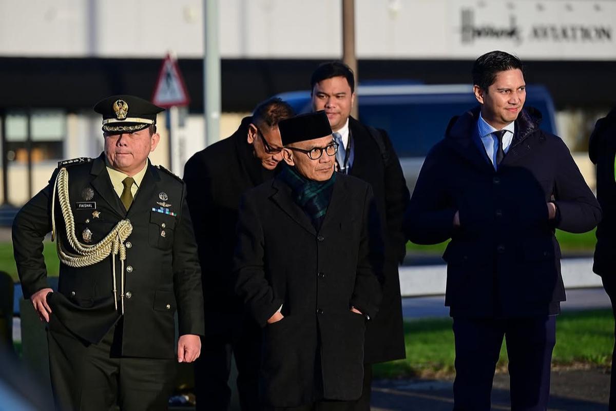 Pesona Budi Djiwandono Sambut Presiden Prabowo di Inggris