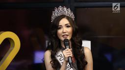 Puteri Indonesia 2018 Sonia Fergina Citra memberi keterangan selama acara #KLYLOUNGE bertema Hari Batik Nasional di kantor KLY, Jakarta, Selasa (2/10). Sonia Fergina tampil cantik mengenakan batik di acara tersebut. (Liputan6.com/Herman Zakharia)