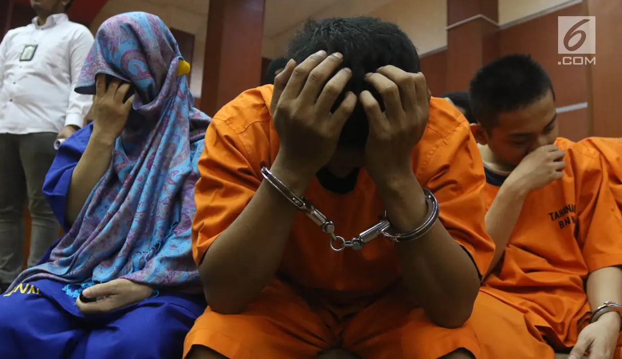 Tersangka jaringan penyelundupan narkoba ditunjukkan saat rilis di Kantor Pusat Bea Cukai, Jakarta, Senin (28/5). Bea Cukai dan BNN berhasil mengungkap jaringan penyelundup 68 kg katinon dan 15.487 butir pil ekstasi. (Liputan6.com/Arya Manggala)