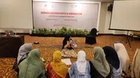 Para orantua dan guru saat pembekalan teknik Membaca Nyaring di Makassar, Jumat (21/6/2024). (Liputan6.com/ Dok Ist)