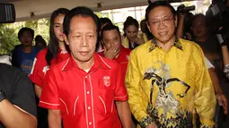 Ketum PKP Indonesia Sutiyoso mengantarkan Ketua Umum Partai Golkar Agung Laksono saat kunjungan pengurus Partai Golkar baru di kantor DPP PKPI, Jakarta, Rabu (18/3/2015). (Liputan6.com/Helmi Afandi)