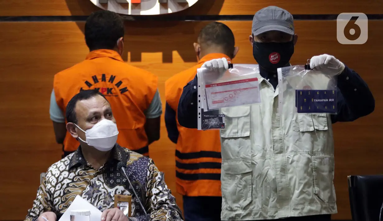 Petugas menunjukkan barang bukti penahanan penyidik KPK, Stepanus Robin Pattuju di Gedung KPK, Jakarta, Kamis (22/4/2021). Stepanus ditahan sebagai tersangka kasus dugaan penerimaan hadiah terkait penanganan perkara Wali Kota Tanjung Balai 2020-2021. (Liputan6.com/Helmi Fithriansyah)