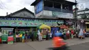 <p>Warga mengantre untuk mendapatkan bubur gratis di kawasan pintu keluar tol Kukusan Depok, Jawa Barat, Kamis (20/1/20222). Sudah hampir lima bulan ini, setiap pagi pukul 07.30 dibagikan sekitar 100 porsi bubur kepada warga. (merdeka.com/Arie Basuki)</p>