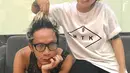 "Cepet sembuh Bi Semangat!!!! Jgn lupa kunyitmadunya. #mukakuyu #badanlayu," tulis Aming sebagai keterangan foto saat berdua dengan Evelyn, Selasa (12/9/2017). (Instagram/ev0124)