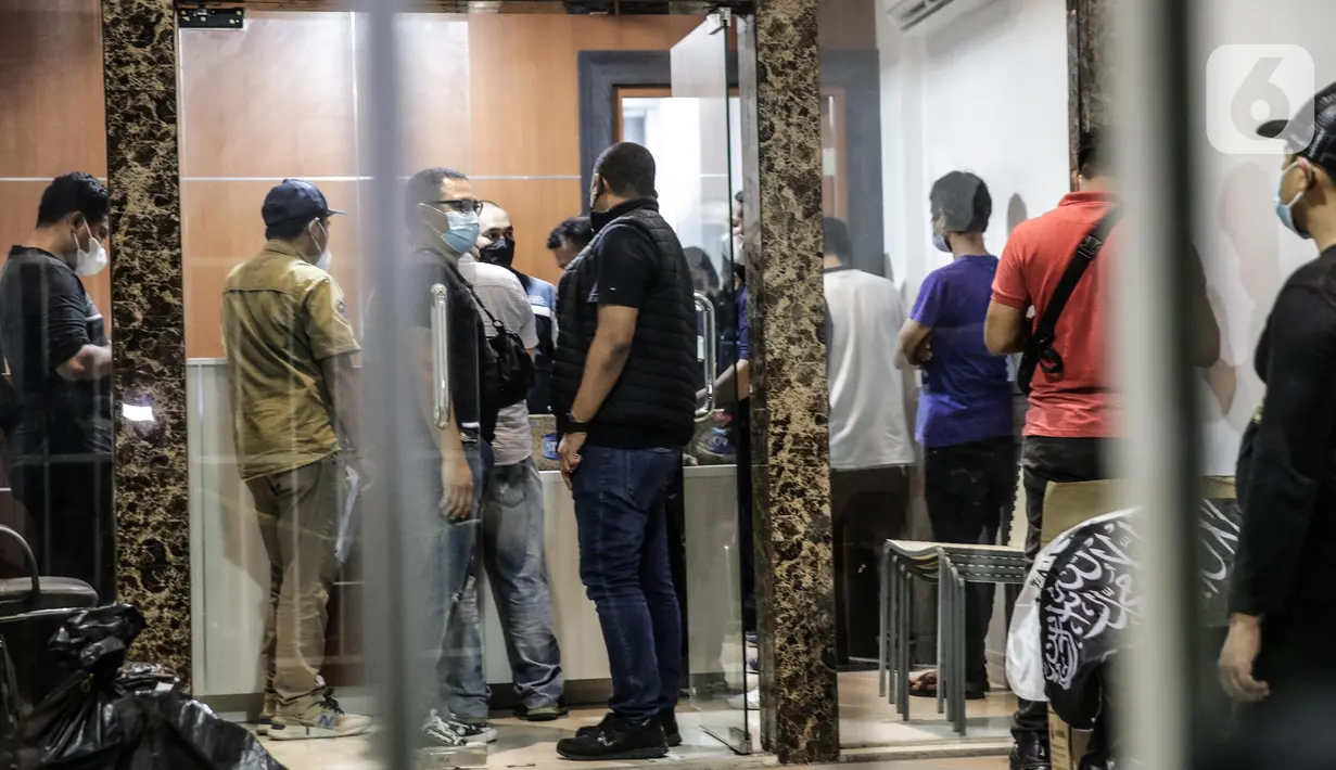 Polisi melakukan penggeledahan di lokasi bekas Sekretariat Markas Front Pembela Islam di Petamburan, Jakarta, Selasa (27/4/2021).  Berdasarkan keterangan polisi, Munarman diduga menggerakkan orang lain untuk melakukan tindak pidana terorisme. (Liputan6.com/Faizal Fanani)