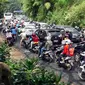 Ratusan kendaraan pelat B terjebak kemacetan di kawasan Riung Gunung, Puncak, Cisarua, Bogor, Jabar. (Antara/Jafkhairi)