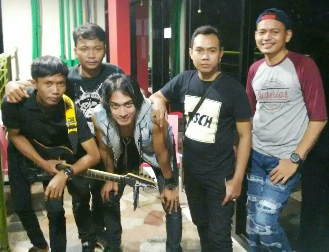 Barry Prabu bersama dengan bandnya