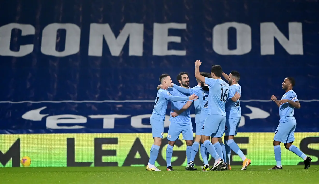 Para pemain Manchester City merayakan gol yang dicetak oleh Ilkay Gundogan ke gawang West Bromwich Albion pada laga Liga Inggris di Stadion The Hawthorns, Selasa (27/1/2021). City menang dengan skor 0-5. (Laurence Griffiths/POOL/AFP)
