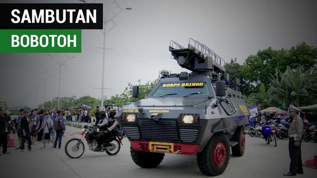 Berita video sambutan Bobotoh Persib untuk tim Persija Jakarta yang datang dengan kendaraan taktis (Rantis) saat menuju ke Stadion GBLA.