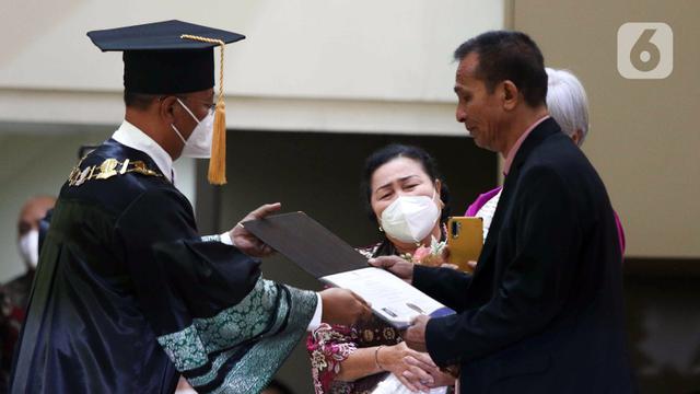 Momen Haru Saat Orangtua Wakili Wisuda Brigadir J