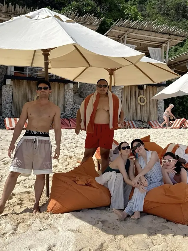 OOTD Medina saat liburan ke Bali. [@rezachandika]