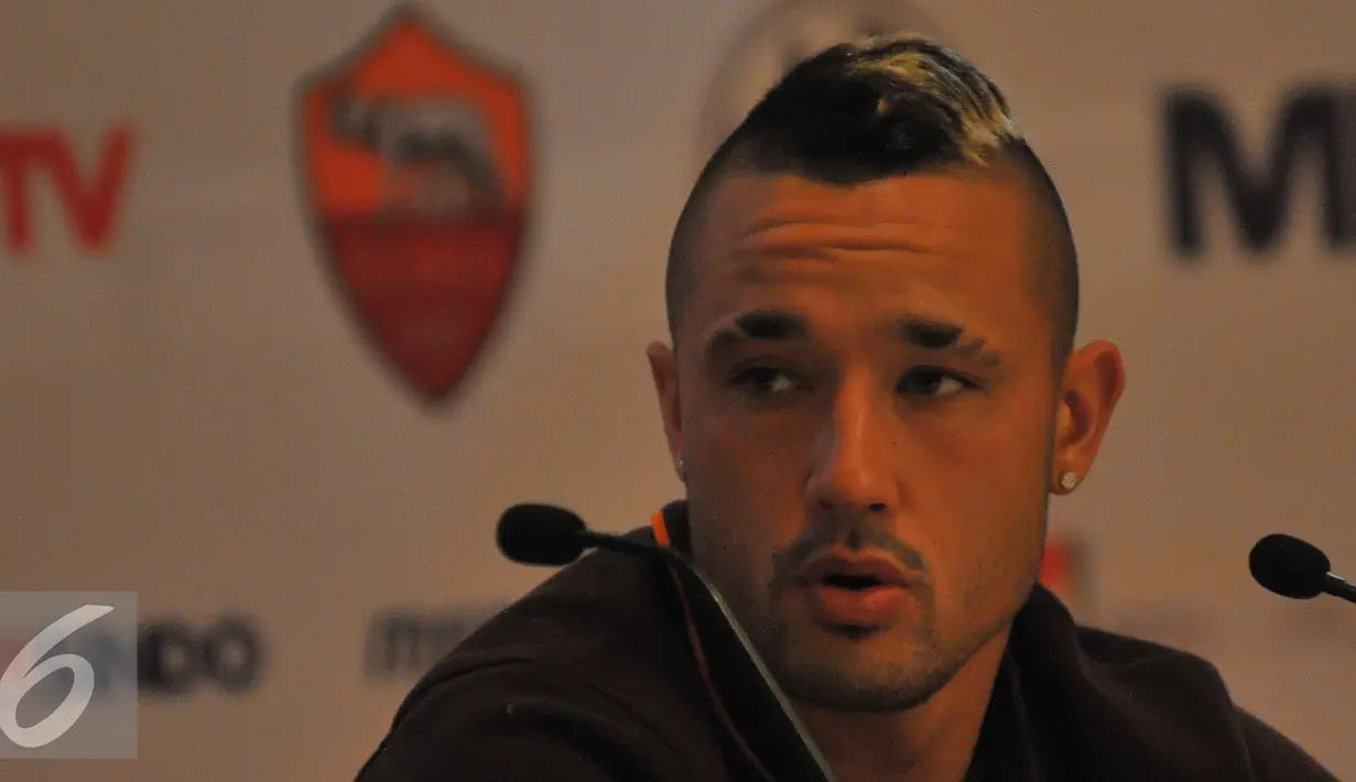 Radja Nainggolan memberikan komentar saat konferensi pers di Hotel Shangri La, Jakarta, Jumat (24/7/2015). AS Roma akan bertanding  di Stadion Utama Gelora Bung Karno, pada Sabtu (25/7) (Liputan6.com/Herman Zakharia)
