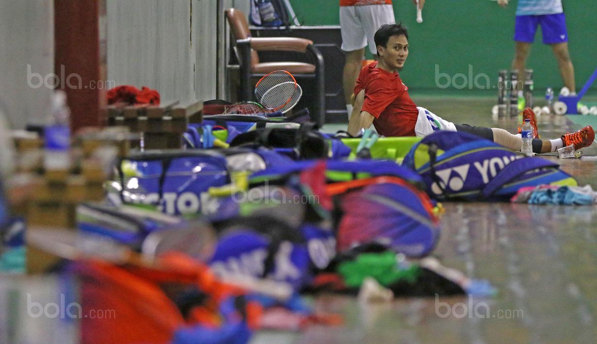 Atlet Bulutangkis Indonesia, Mohammad Ahsan beristirahat sejenak usai beratih di Cipayung, Jakarta Timur, Senin (14/8/2017). Tim Bulutangkis akan menghadapi dua event besar yaitu SEA Games 2017 dan BWF World Championship. (Bola.com/Nicklas Hanoatubun)