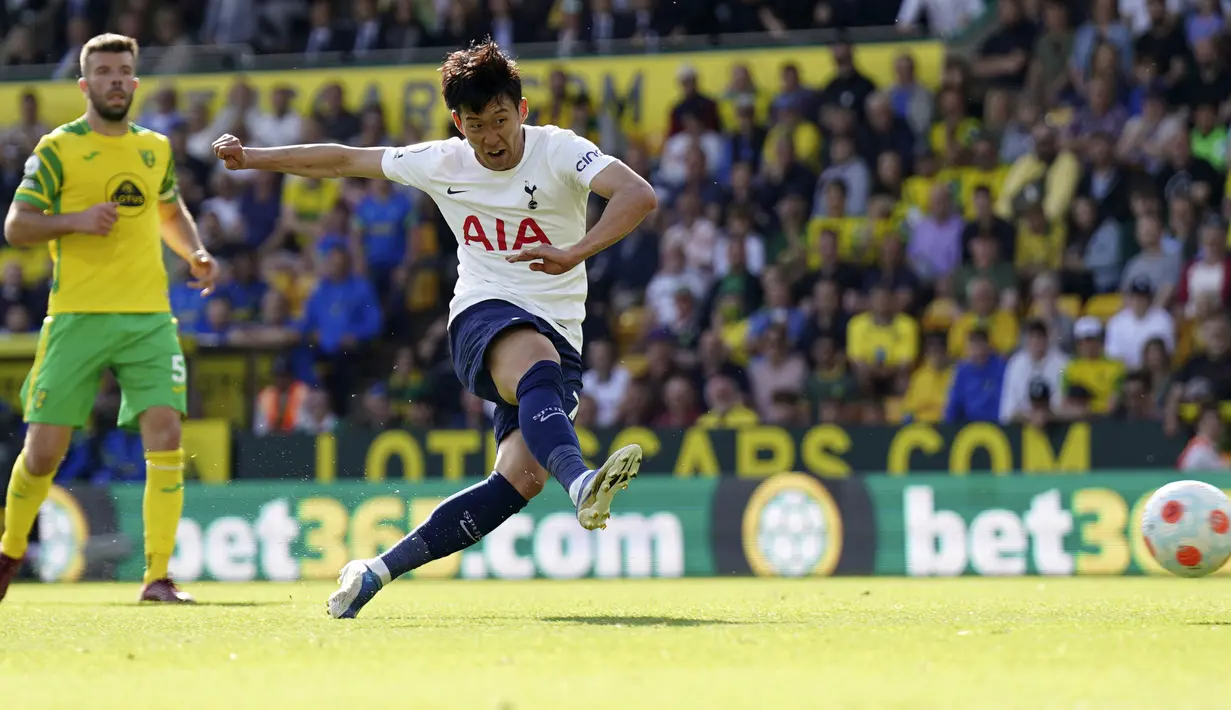 Pemain Asia dengan penampilan terbanyak di Liga Inggris. Sejak didatangkan Tottenham Hotspur pada awal musim 2015/2016 dari Bayer Leverkusen dengan nilai transfer 30 juta euro, Son Heung-min telah tampil dalam 232 laga di Liga Inggris hingga akhir musim 2021/2022, yang terbanyak dari seluruh pemain Asia yang pernah berlaga di Liga Inggris. (PA via AP/Joe Giddens)