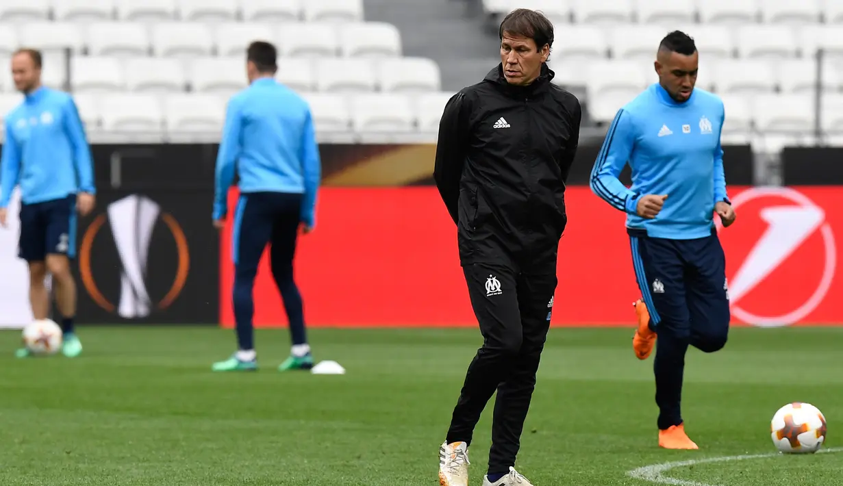 Pelatih Marseille, Rudi Garcia (tengah) melihat para pemain berlatih di stadion Parc OL di Decines-Charpieu (15/5). Marseille akan melawan wakil Spanyol, Atletico Madrid pada babak final Liga Europa. (AFP Photo/Philippe Desmazes)