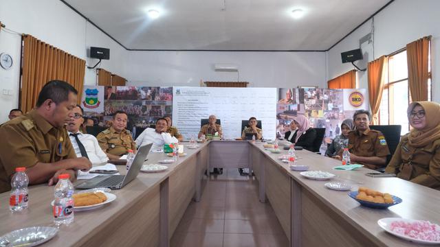 Pemda Garut membuka seleksi 1.600 formasi PPPK Tahun Anggaran (TA) 2024. Rinciannya, 600 formasi untuk tenaga guru, 88 formasi tenaga kesehatan, dan 912 formasi untuk tenaga teknis lainnya. (Liputan6.com/Jayadi Supriadin)