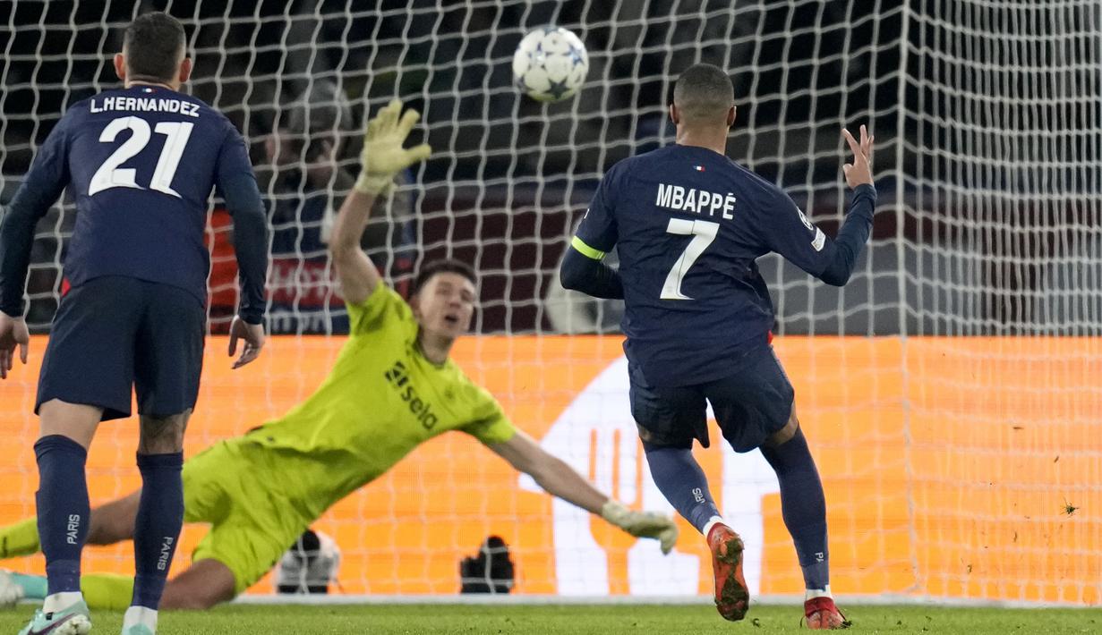 Pemain PSG, Kylian Mbappe (kanan) mencetak gol penyeimbang 1-1 ke gawang Newcastle United melalui tendangan penalti pada laga lanjutan Grup F Liga Champions 2023/2024 di Parc des Princes, Paris, Prancis, Rabu (29/11/2023) dini hari WIB. (AP Photo/Christophe Ena)