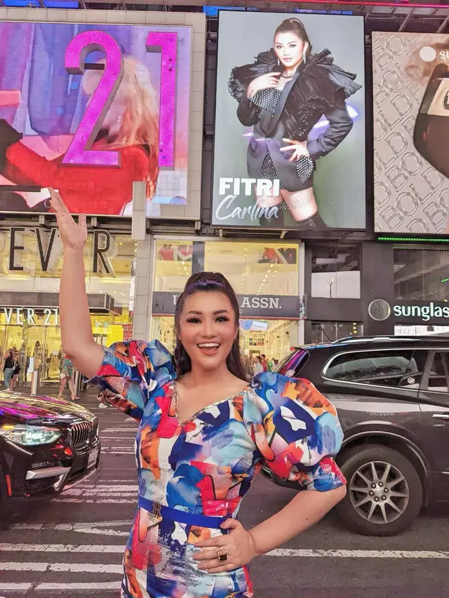 Fitri Carlina menyanyi dan bergoyang di atas panggung yang berdiri di area Times Square, Amerika Serikat, pada 9 September 2022