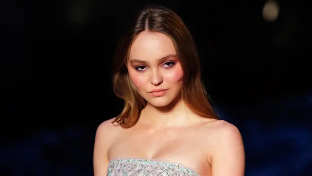 Seksinya Putri Johnny Depp Pakai Mini Dress di Chanel Cruise Show