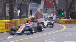 Pebalap Manor Racing asal Indonesia, Rio Haryanto, menjadi pebalap pertama yang keluar pit saat mulai kualifikasi F1 GP Monako, Sabtu (28/5/2016). (Bola.com/Twitter/F1)