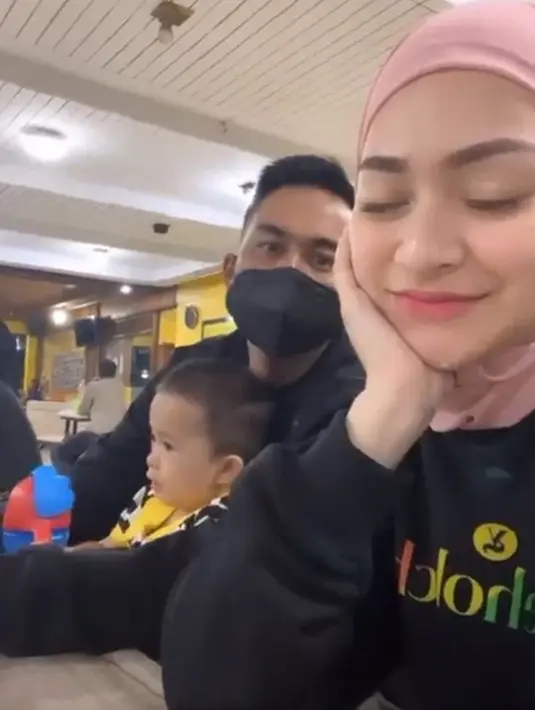 Beberapa momen saat Nathalie hangout dengan mantan kekasihnya, terlihat Adzam duduk di pangkuan Faris. Adzam tak rewel dan terlihat nyaman bersama Faris. Keakraban Faris dan Nathalie serta Adzam membuat netizen mendoakan agar Faris berjodoh dengan Nathalie. (Liputan6.com/IG/nathalieholscher)