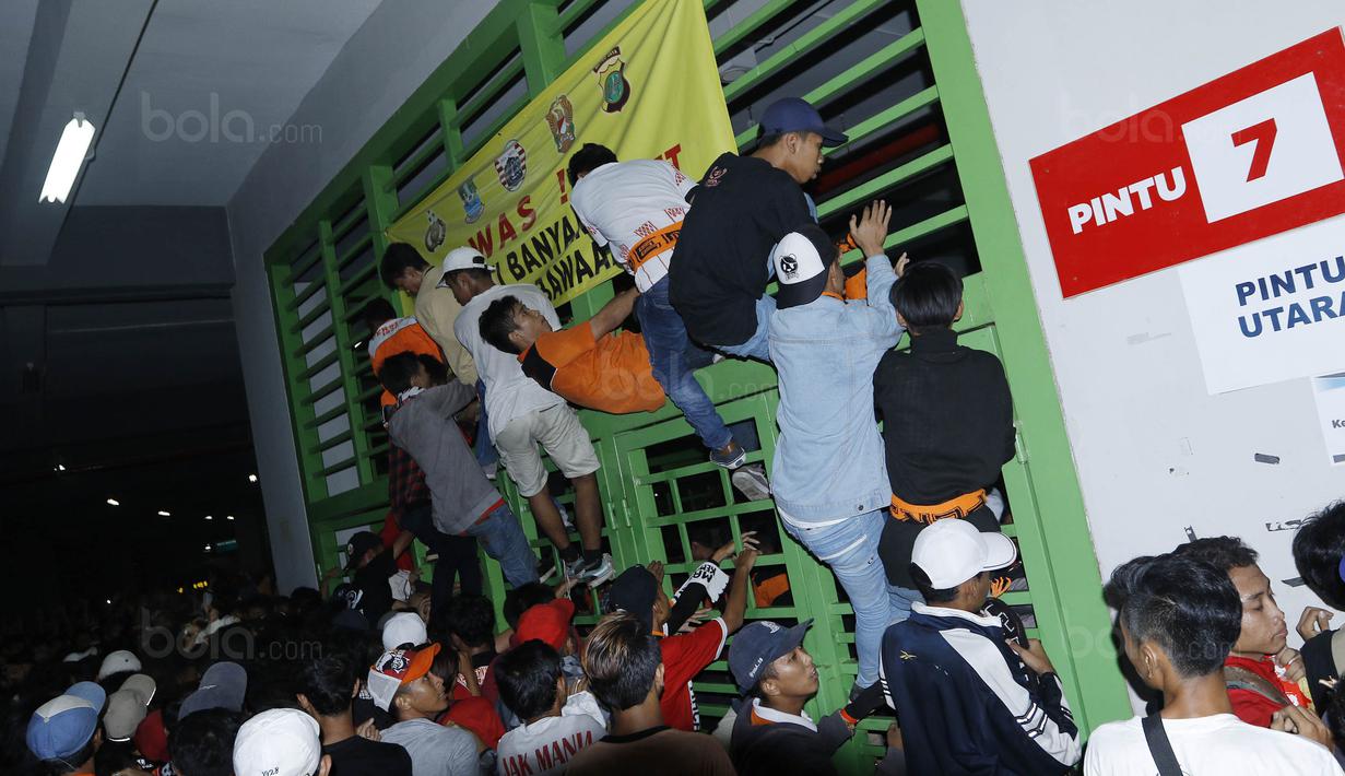 Para Jakmania saat berusaha masuk stadion Patriot, Bekasi, Minggu (12/11/2017). Pertandingan terakhir Persija di Liga 1 2017 ini membuat antusias Jakmania semakin tinggi untuk datang menyaksikan laga. (Bola.com/ M Iqbal Ichsan)