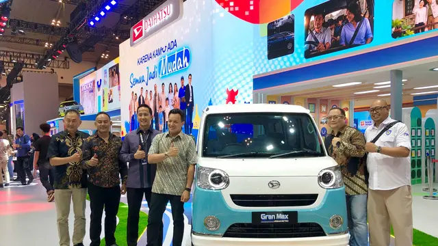 Kunjungan Moreno Soeprapto ke beberapa booth.