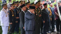 Presiden Prabowo Subianto memimpin langsung upacara pemakaman Wakil Presiden ke-6 RI Try Sutrisno yang wafat pada usia 90 tahun. Tampak dalam foto, Presiden Republik Indonesia, Prabowo Subianto memimpin langsung prosesi pemakaman jenazah Wakil Presiden Republik Indonesia ke-6, Try Sutrisno, di Taman Makam Pahlawan Nasional, Kalibata , Jakarta, Senin (2/3/2026). (merdeka.com/Arie Basuki)
