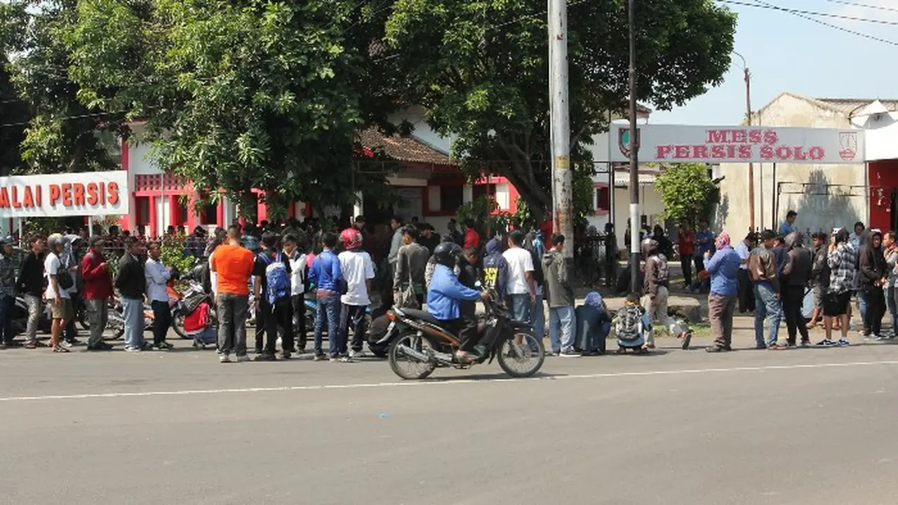antrean tiket nonton Timnas Indonesia vs Malaysia. 