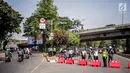 Petugas kepolisian mengatur lalu lintas di sekitar Gedung DPR/MPR RI, Jakarta, Selasa (1/10/2019). Pengamanan ekstra tersebut dilakukan jelang pelantikan anggota DPR RI periode 2019-2024. (Liputan6.com/Faizal Fanani)