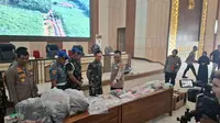 Kapolda Lampung, Irjen Pol. Helmy Santika dalam konferensi pers di Mapolda Lampung bersama Panglima Kodam II/Sriwijaya, Mayjen TNI Ujang Darwis. Foto : (Liputan6.com/Ardi).
