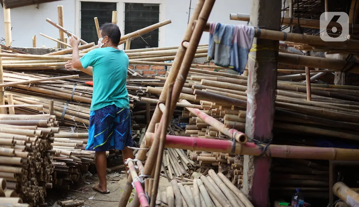 Perajin memilah bambu yang biasa digunakan sebagai tiang bendera di kawasan Manggarai, Jakarta, Kamis (6/8/2020). Bambu-bambu itu dijual dengan harga bervariasi, mulai dari Rp15ribu hingga Rp35ribu, tergantung ukurannya. (Liputan6.com/Immanuel Antonius)