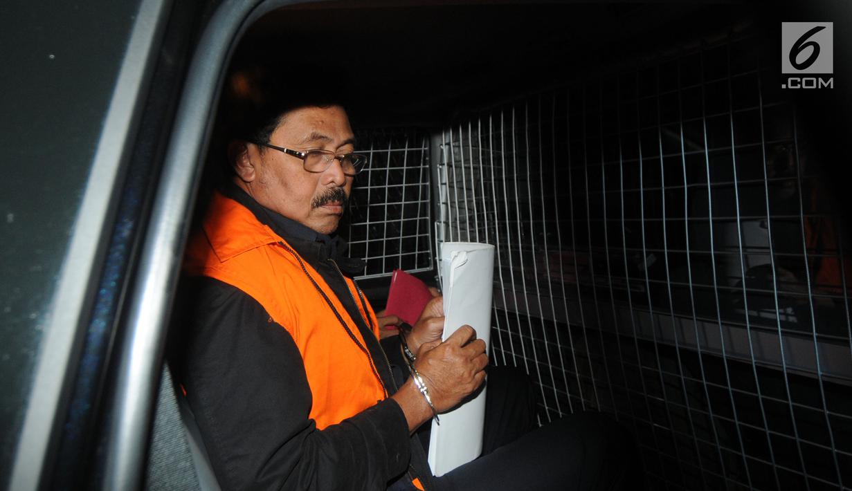 Gubernur Kepri Nurdin Basirun saat di mobil tahanan usai menjalani pemeriksaan 1 x 24 jam di Gedung KPK, Jakarta, Jumat dini hari (12/7/2019). Nurdin Basirun resmi ditahan KPK bersama tiga tersangka dengan barang bukti berbagai pecahan mata uang senilai Rp666.812.189,56. (merdeka.com/Dwi Narwoko)