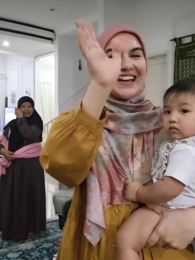 Irish Bella buka puasa Ramadhan di rumah Umi Pipik (Foto: Instagram _ummi_pipik_)