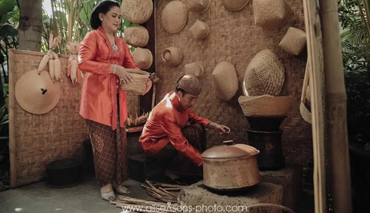 Foto diatas menggambarkan Ibu Presiden Jokowi akan masak nasi. Setelah acara siraman, dilanjutkan Adang Sepisan. Dimana Ibu Iriana akan memasak nasi dan Bapak Jokowi yang 'cethik geni' (menyalakan api di tungku dengan kayu bakar). (thebridebestfriend)