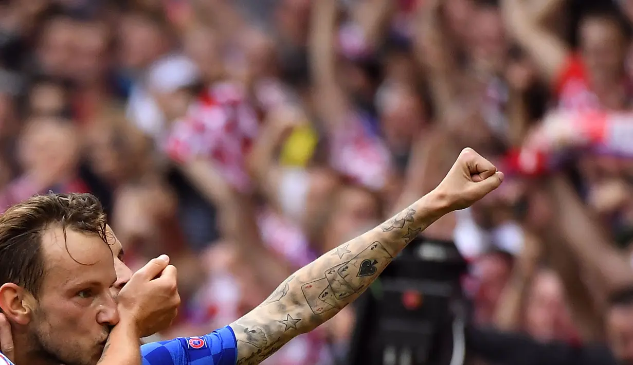 Tato salah satu pemain Kroasia yang bergambar kartu saat melawan Republik Ceska pada laga grup D Euro Cup 2016 di Stadion Geoffroy-Guichard, Saint-Etienne, (18/6/2016) WIB. (AFP/Joe Klamar)
