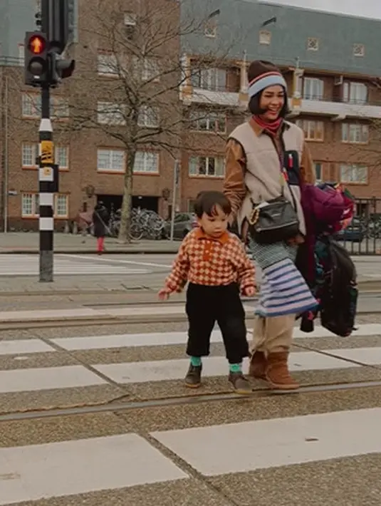 Di Amsterdam, Andien padukan lebih banyak item namun tetap terlihat unik [instagram/andienaisyah]