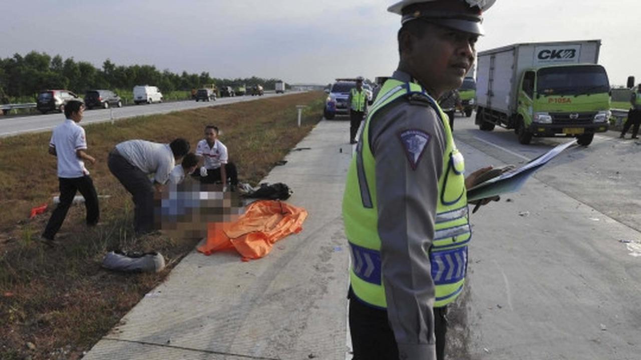 Evakuasi korban tewas kecelakaan maut di Tol Cipali