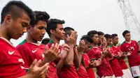Para pemain timnas Indonesia U-19 berdoa usai laga ujicoba melawan PPLM di Lapangan NYTC Sawangan, Depok, Jawa Barat, Jumat (5/8/2016). Indonesia U-19 menang 3-0 atas PPLM. (Bola.com/Vitalis Yogi Trisna)