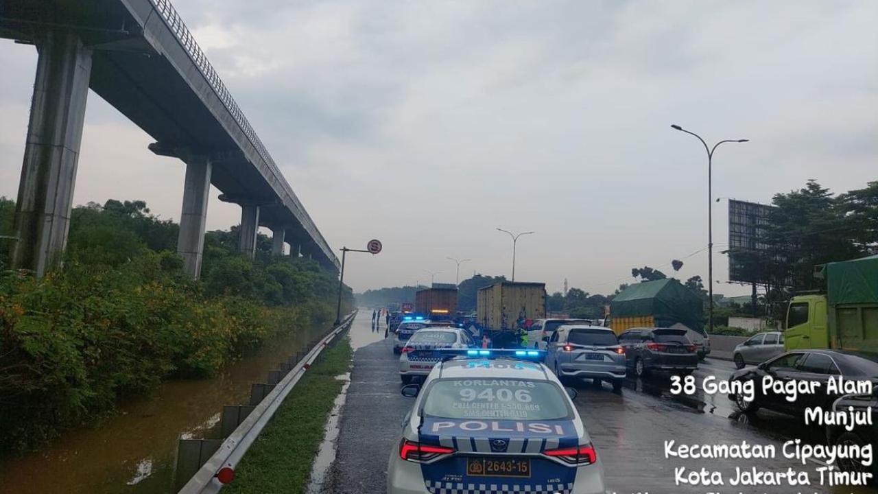 Banjir di Tol Jagorawi Arah Jakarta KM 12 Sebabkan Macet Panjang, Polisi Berlakukan Contraflow