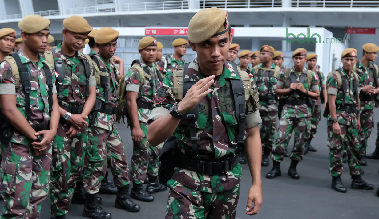 Personel pengamanan gabungan dari TNI melakukan koordinasi jelang Laga grup H Piala AFC 2018 di Stadion Utama GBK, Senayan, Jakarta (28/2/2018). Laga ini mempertemukan Persija dan Tampines Rovers.. (Bola.com/Nick Hanoatubun)