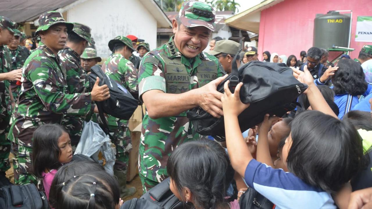 FOTO: Keakraban Kasad Bersama Warga Terdampak Bencana Tapanuli Tengah