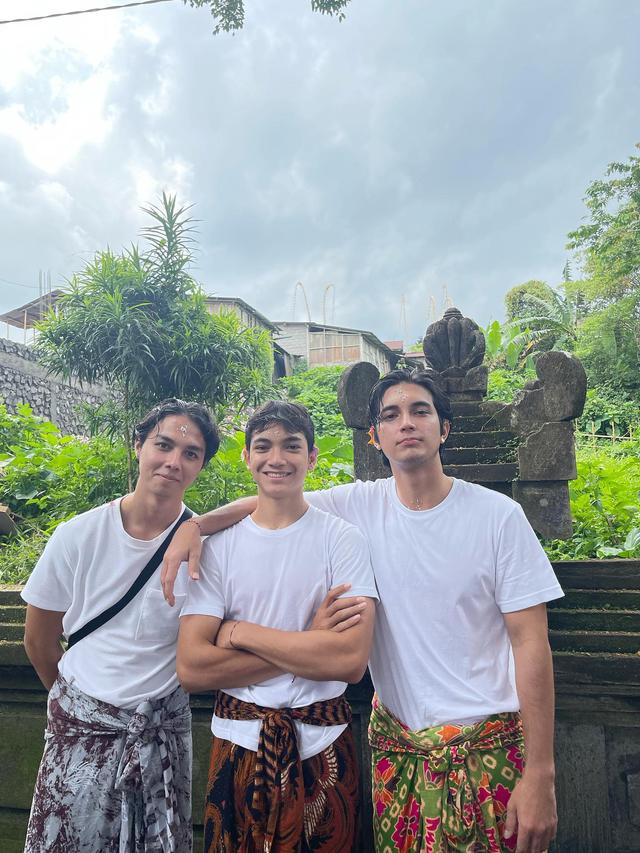 6 Momen Junior Roberts Berkumpul Bersama Saudara di Bali, Tampil Kompak