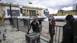 Petugas membantu mengatur sound system untuk upacara pelantikan Presiden terpilih Gustavo Petro, di Bolivar Square di Bogota pada 5 Agustus 2022. Kemenangan Gustavo Petro menjadi sejarah Kolombia karena pertama kalinya kaum kiri dapat memenangkan pemilihan presiden. (Juan BARRETO / AFP)